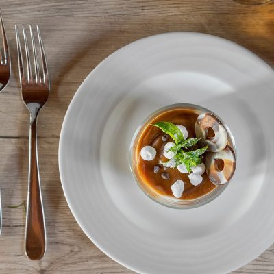 dessert-panna-cotta-al-caramello-con-meringhe